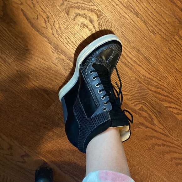 L.A.M.B. Black Suede/Snake Skin Summer Lace Up Sneaker Wedges!  EUC - Picture 10 of 10